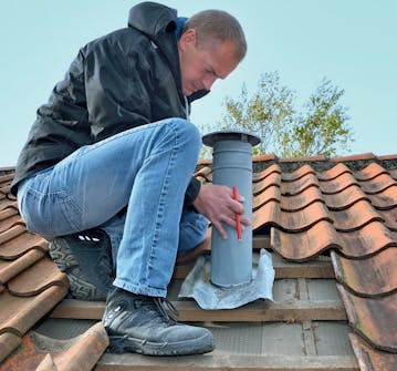 Kondens ventilation: Här börjar vi med att lyfta bort ett par takpannor Kondens ventilation: Här börjar vi med att lyfta bort ett par takpannor